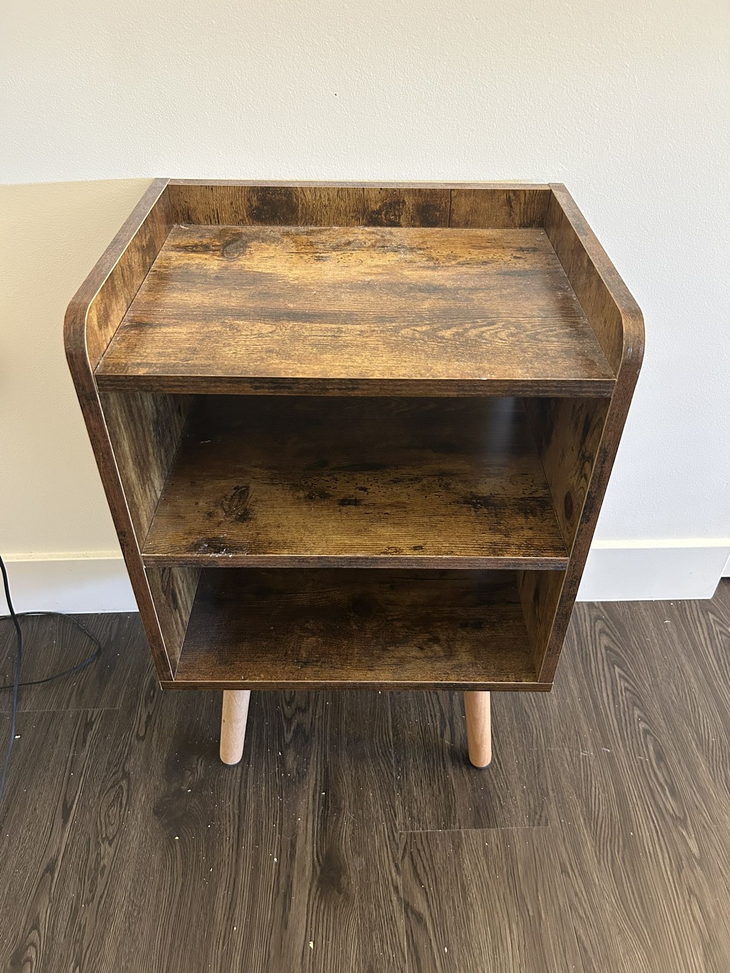 LUCKNOCK Nightstand