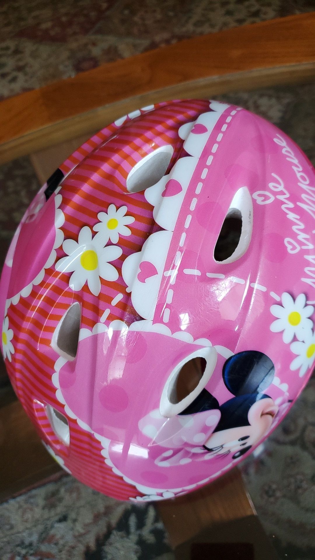 Disney Minnie Mouse girl's helmet.