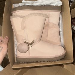 Woman size 6 classic short charm, blush pink boots UGG new in the box