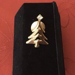 Vintage Gold Tone Christmas Tree Pin by Avon.  Like New 