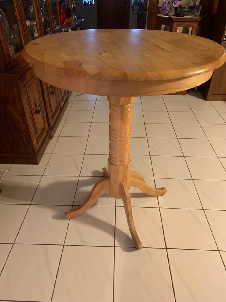Beautiful high kitchen table almost new. 33 inches round.