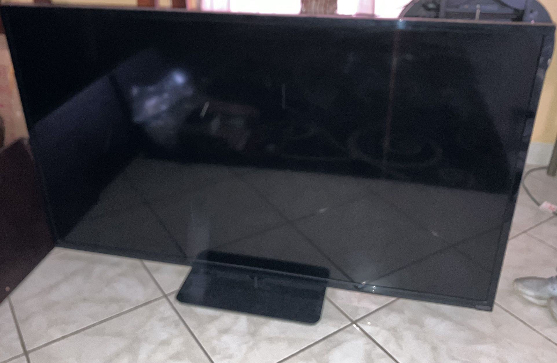 4 Big Screen TV’s And Two Smaller Ones That Need TLC