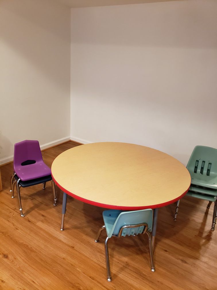 Daycare round table & 6 chairs