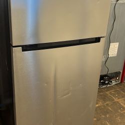 Vissani MDTF18SSR 18 cu. ft. Top Freezer Refrigerator 7 Z