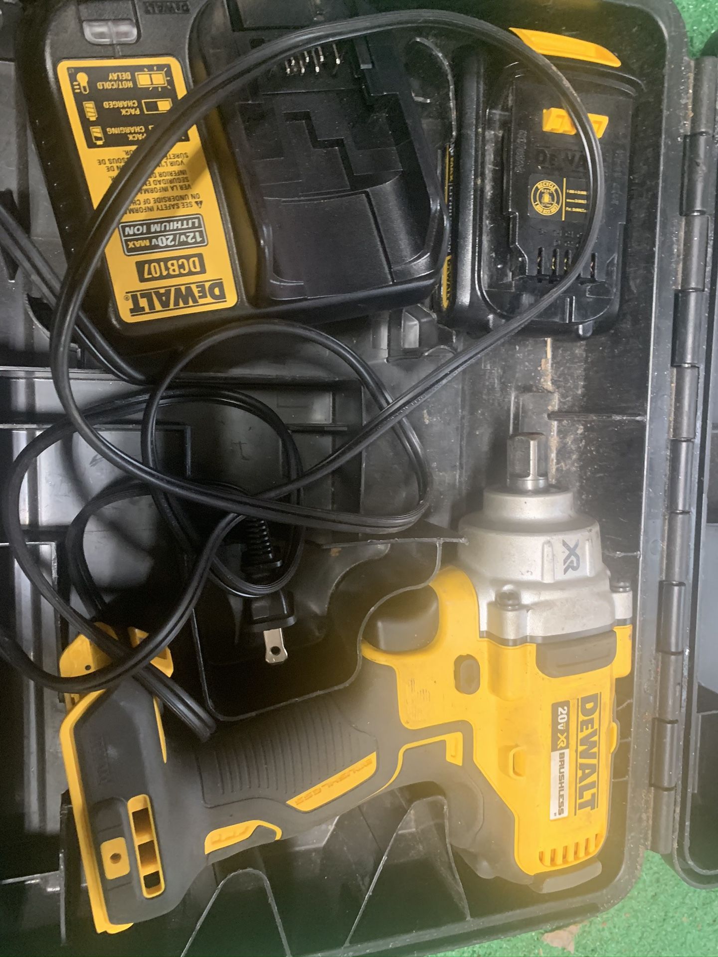 Dewalt Impact wrench with the charger and with the battery very good condition only used a couple times