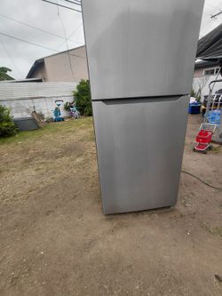 Insignia™ - 18 Cu. Ft. Top-Freezer Refrigerator