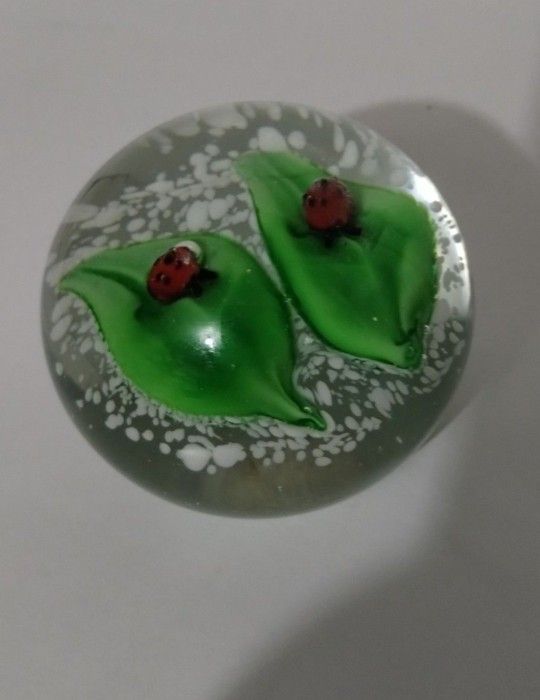 BLOWN ART GLASS LADY BUGS - LEAVES PAPERWEIGHT 3"- A900