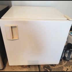 Mini fridge 1.7 Cu. ft.