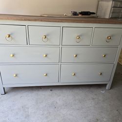 8-Drawer Dresser - Large & Stylish Storage!