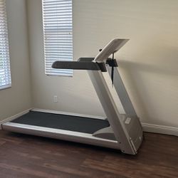 PRECOR 9.33 Treadmill 