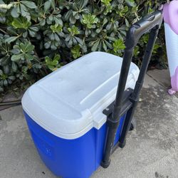 IGLOO Profile II 16 Qt Roller Cooler, Majestic Blue