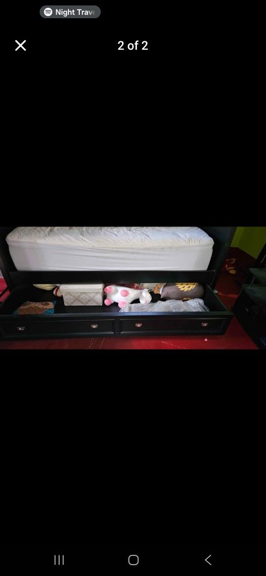 Twin Day Bed w/Trundle (mattress not included)