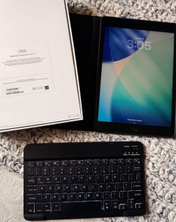 Apple iPad 8th Gen 128GB WiFi with Keyboard Case & Charger & Apple Pencil 1st Gen with Case, Charger & Adapters Bundle - Great Condition