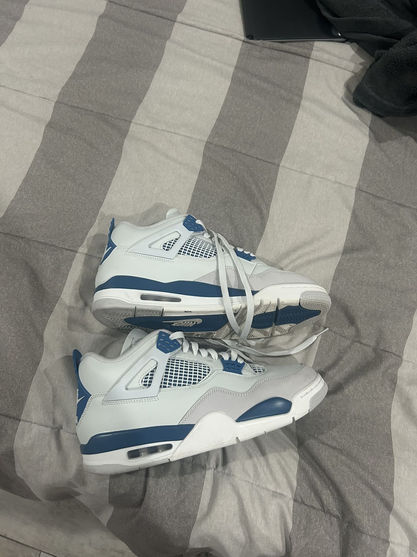 Air Jordan 4 Military Blue