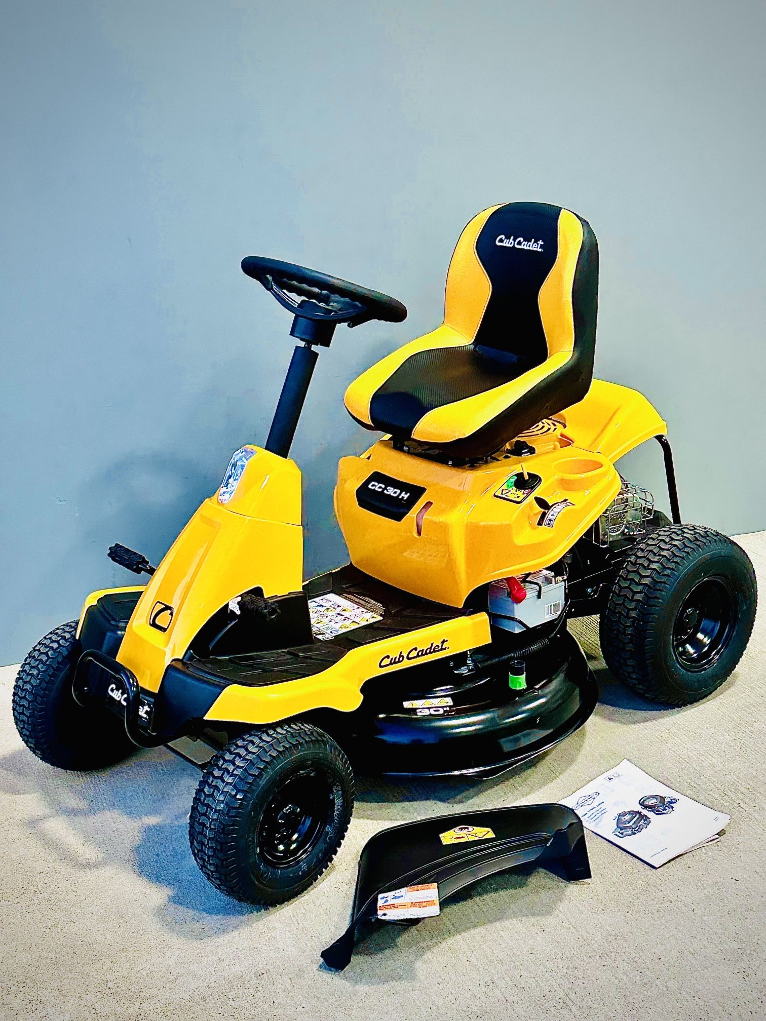 Brand new Cub cadet 30 in. 10.5 HP Briggs & Stratton Engine Hydrostatic Drive Gas Rear Engine Riding Mower with Mulch Kit Included