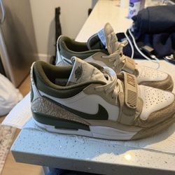 Nikes 10 1/2  have no Box  