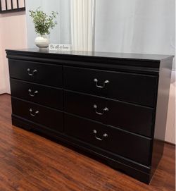 Beautiful Black “Ashley Furniture” 6-Drawer Dresser