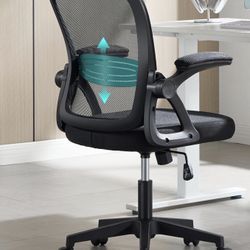 🌼 Comfortable ergonomic office chair in excellent condition. Mesh back keeps you cool, with built-in lumbar support for better posture. Flip-up armre