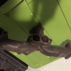 Manifold 1966-68 GM Corvette Right Side                  It also mounts up to a 1(contact info removed) Chevy pickup truck 350 engine