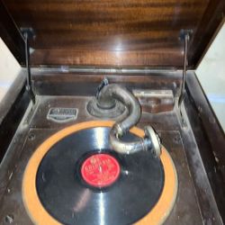 Victorola VV-43  Antique Phonograph 