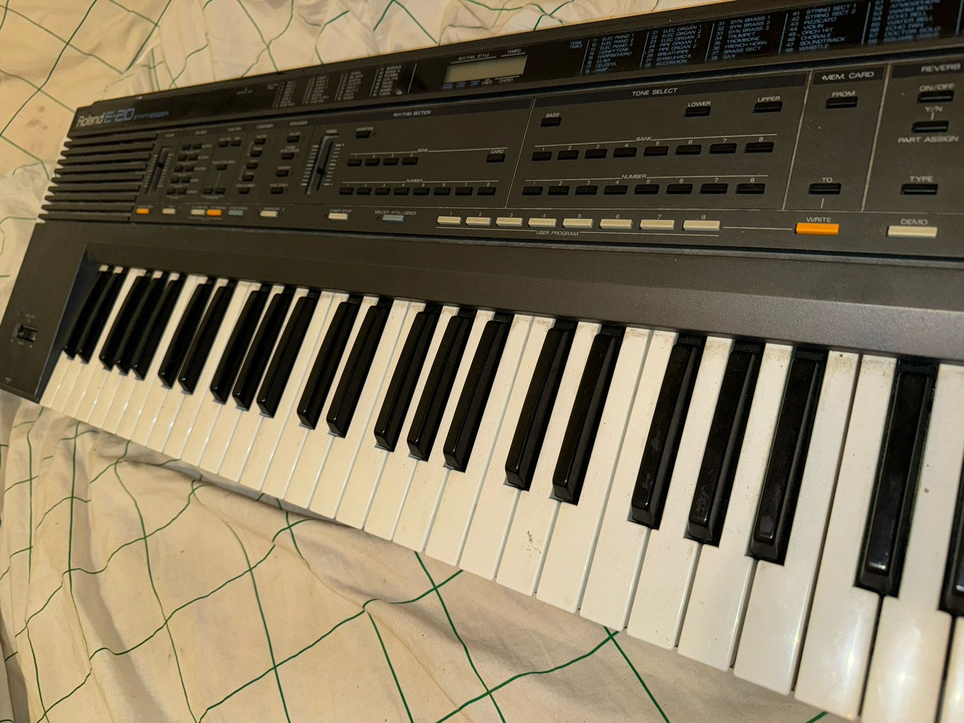 Roland E-20 SYNTHESIZER KEYBOARD 1988
