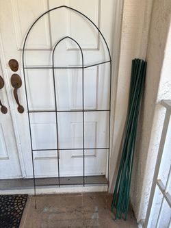 Metal Garden Trellis with Garden Stakes