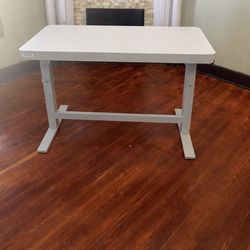 Adjustable standing desk