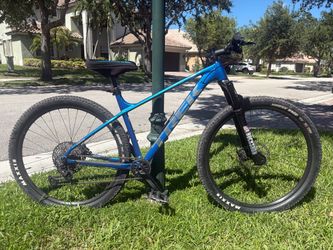 2022 Trek XCaliber 9, size L, with 1x12 Shimano SLX/XT and RockShox Recon Gold