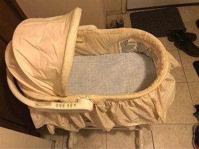 Baby Gear: Bassinet (lightly used)