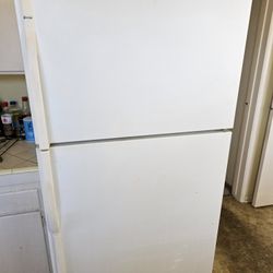 Kenmore Compact Top-Freezer Refrigerator  w/ Ice Maker