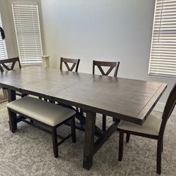 Jaxon Dining Table 