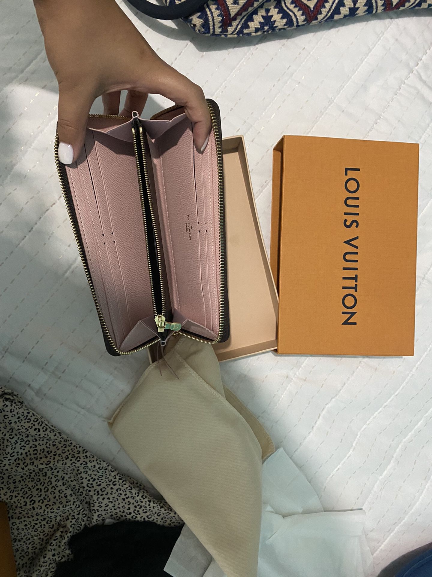Louis Vuitton Kiss Lock Wallet for Sale in San Antonio, TX - OfferUp