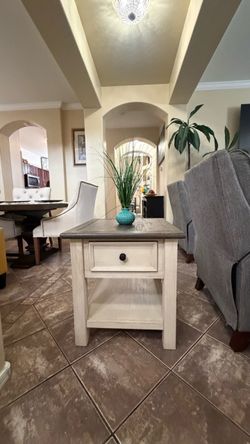 Beautiful Bolanburg rectangular end table in excellent condition