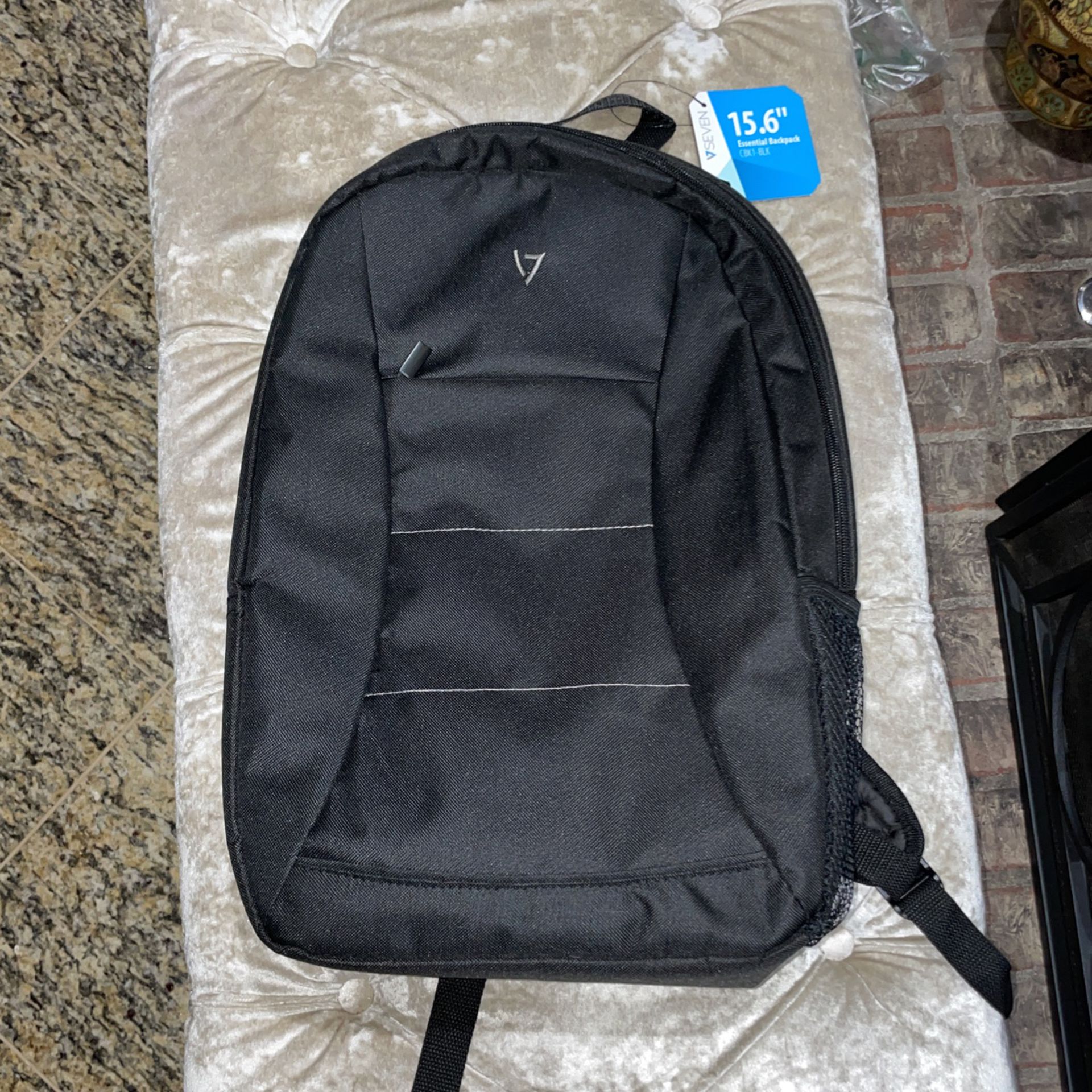 VSeven Essentials 15.6” Laptop Bag Brand New With Tags Black