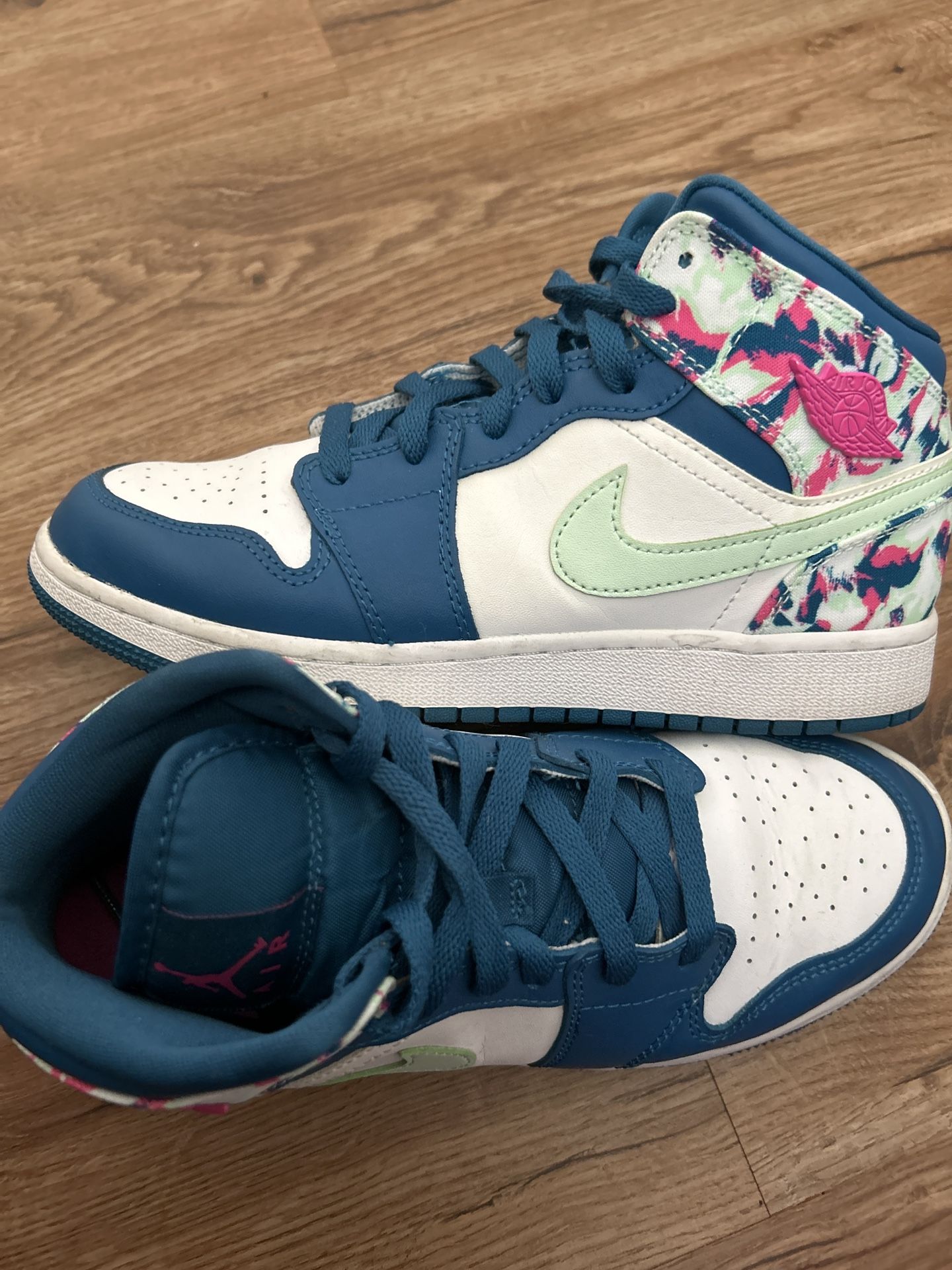 Nike Air Jordan 1 Mid SE Size 6Y