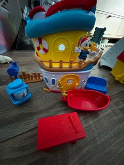 **Disney Donald Duck Boat Playset –w/ Accessories**