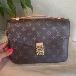 Louis Vuitton LV Pochette Metis Great Condition