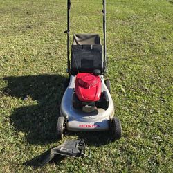 HONDA 21" Self-propelled Lawn Mower 