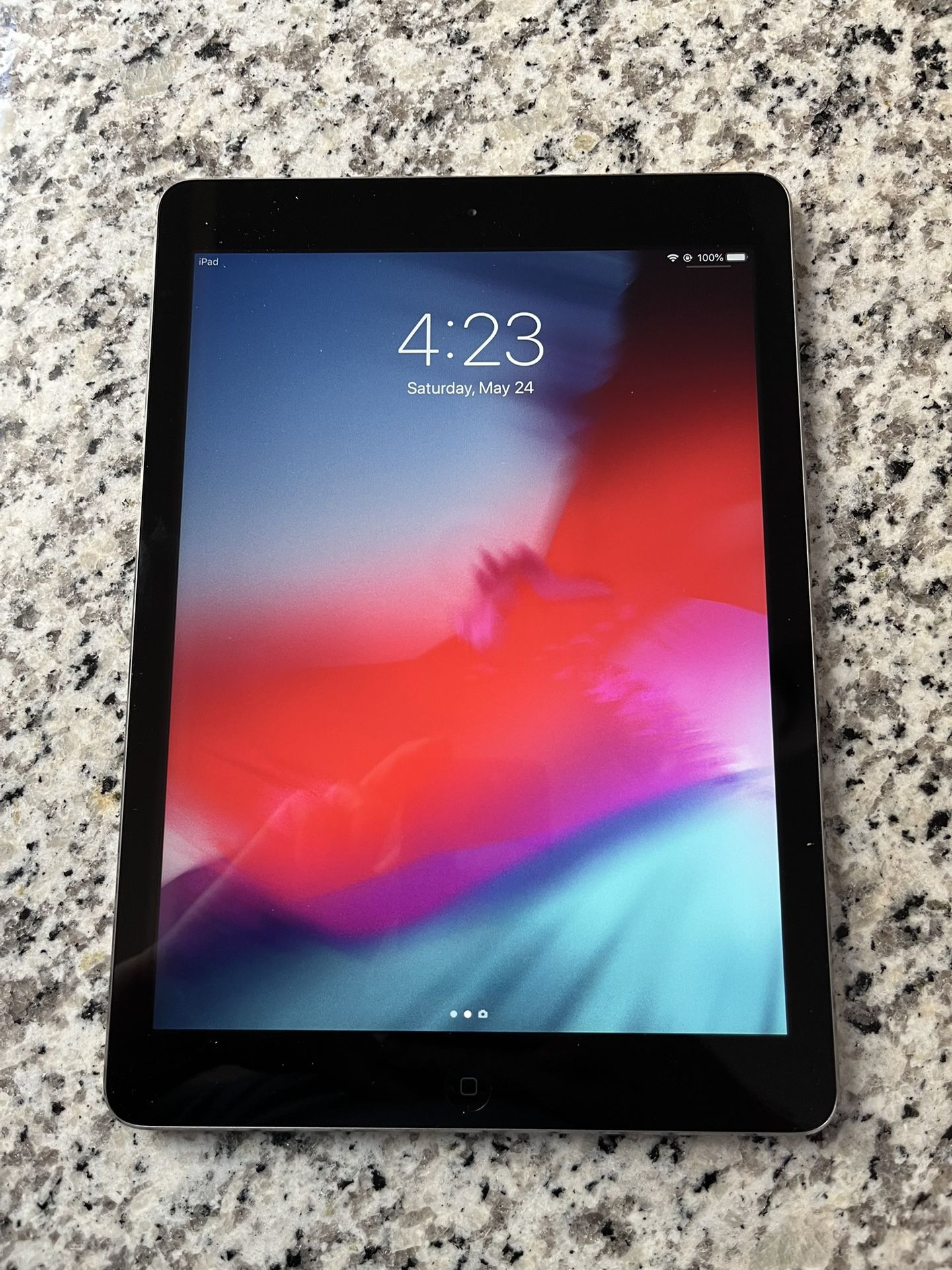 Apple iPad Air 9.7” Model MD786LL/B 32GB - Original Owner - Excellent Condition!