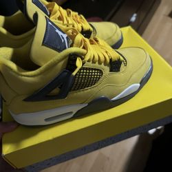 Jordan 4 Lightning Size 8. perfect Condition 