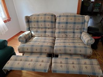 Reclining sofa/couch