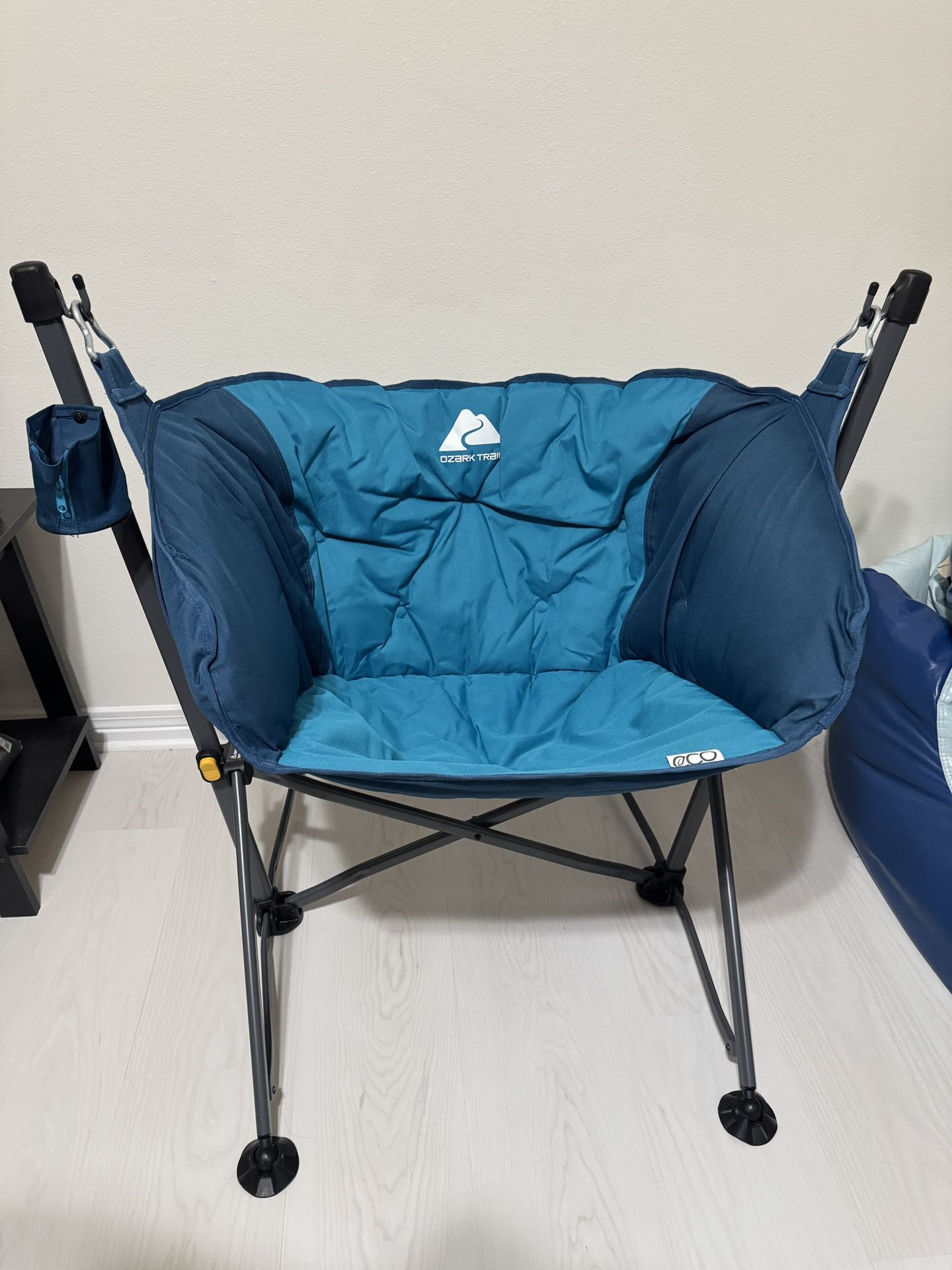 Portable swinging padded hammock chair