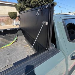 Tapas Duras Bajo Perfil Estilo BackFlip Style Silverado Sierra Low Profile Hard Tri Fold Bed Covers