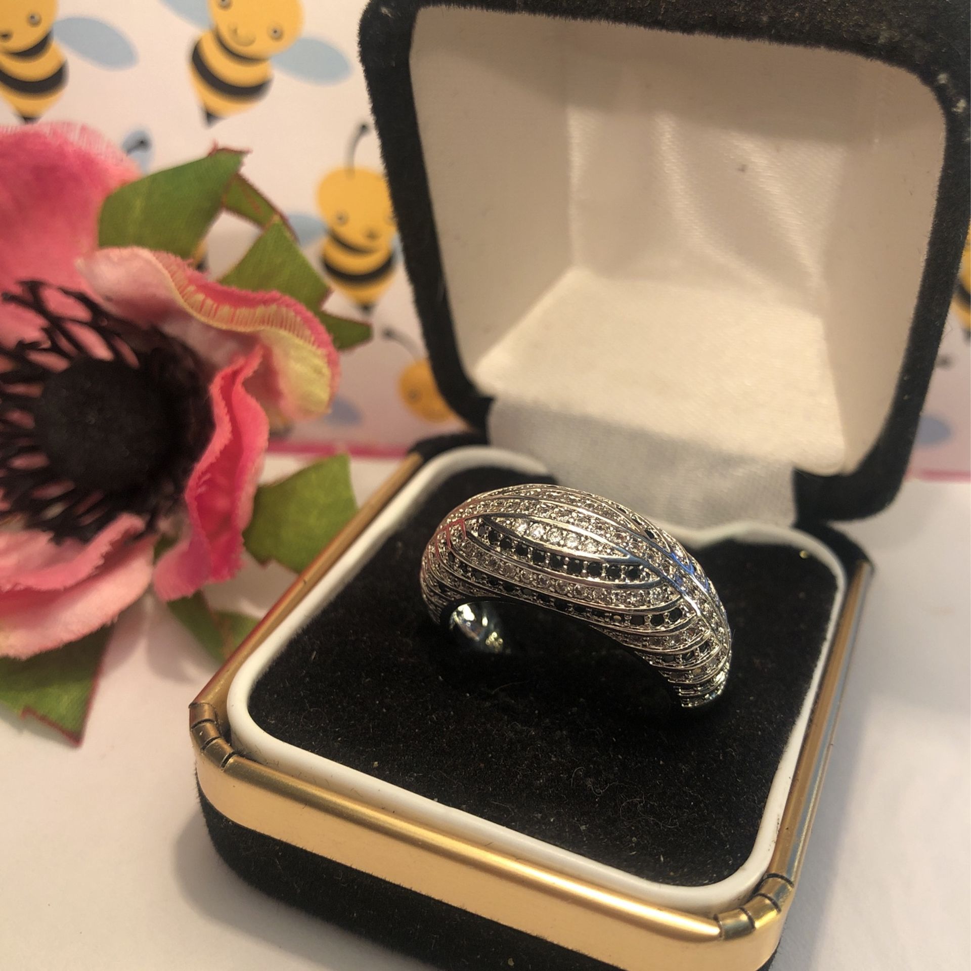 Dome Shaped Band With Chanbel Set Black& white Sapphires On Sterling Silver .925 Stamped Band Sz(7