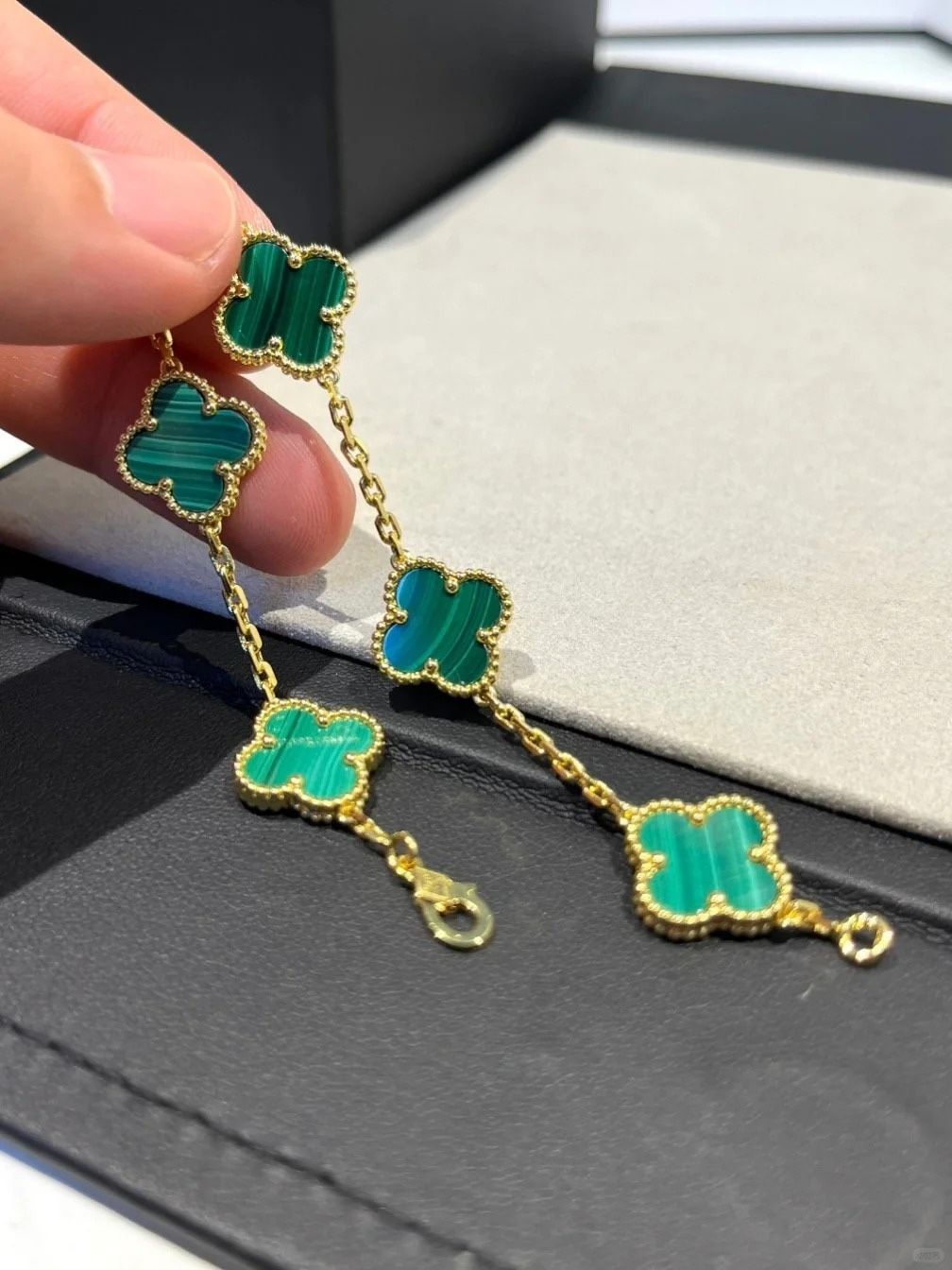 Van Cleef : Vintage Alhambra pendant 18K white gold / Vintage Alhambra bracelet, 5 motifs 18K white gold, Mother-of-pearl