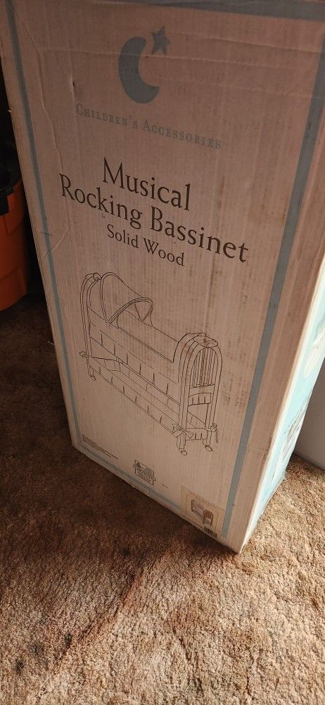 Musical Rocking bassinet