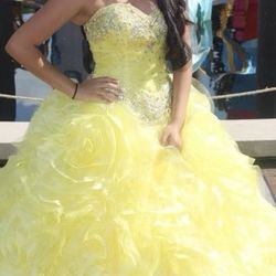 Yellow Rose Sweetheart Neckline Quinceanera Dress with Small Train (Size 8)