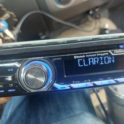 STEREO CLARION CD AUX USB BLUETOOTH GOOD CONDICIÓN ABLO ESPAÑOL