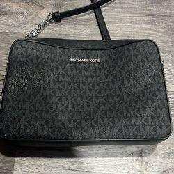 MICHAEL Michael Kors Jet Set Large East West Crossbody Bag in black.