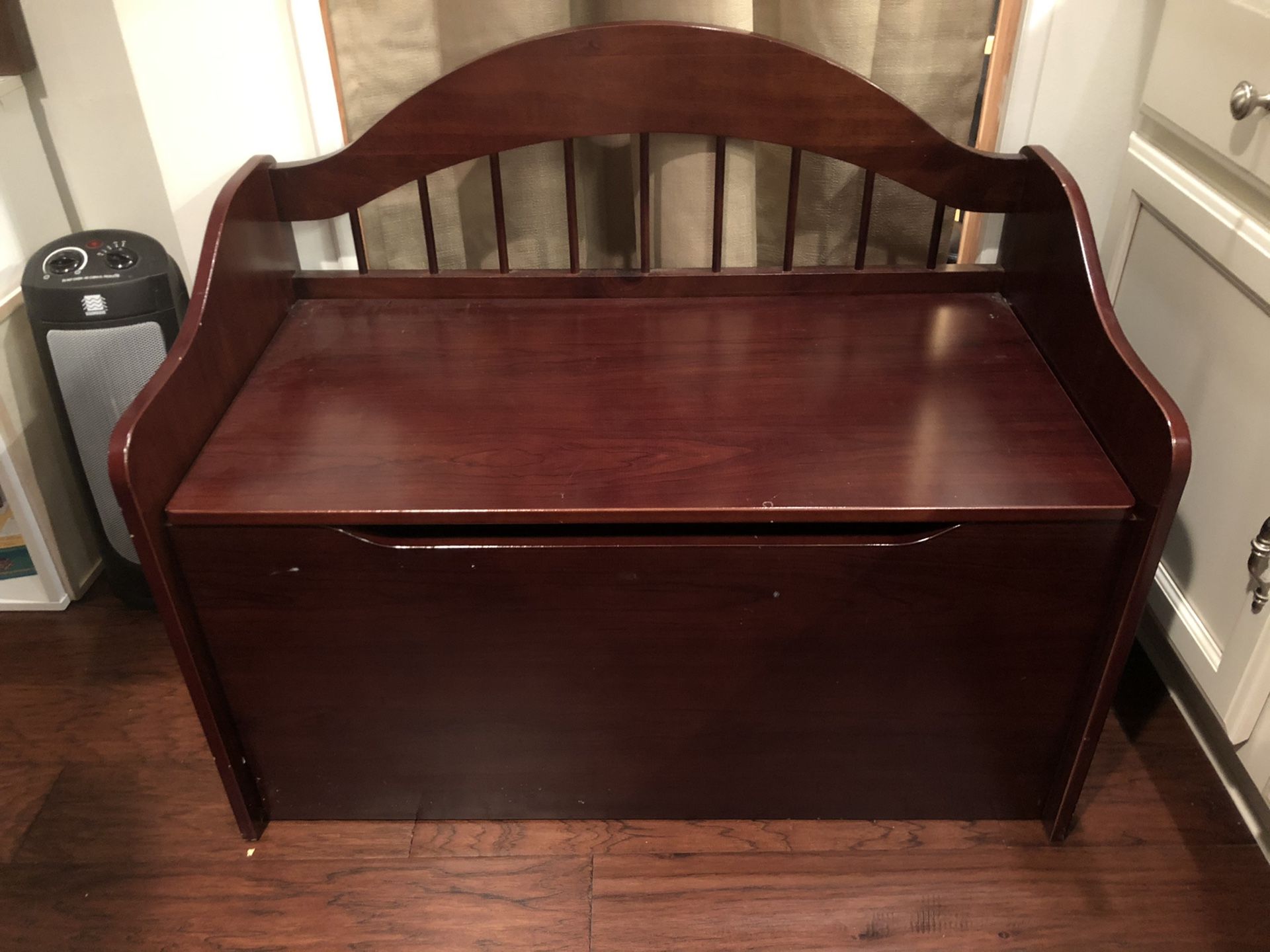Wooden toy chest/bench with safety hinge